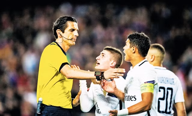 Trọng tài Deniz Aytekin đã đưa ra nhiều quyết định gây tranh cãi trong trận Barca - PSG. Ảnh | Getty