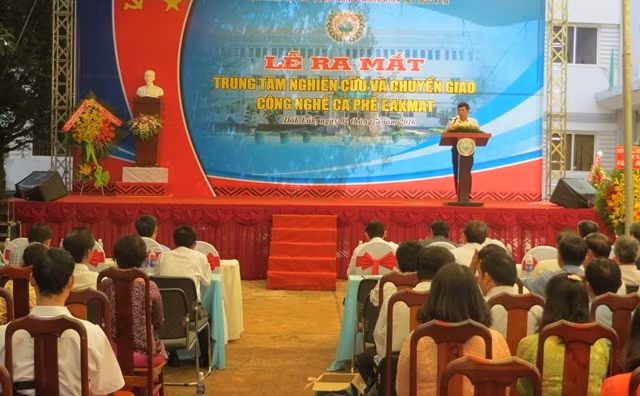 Lãnh đạo Viện Khoa học Nông nghiệp Việt Nam phát biểu tại Lễ ra mắt Trung tâm nghiên cứu và chuyển giao công nghệ cà-phê Ea Kmat.