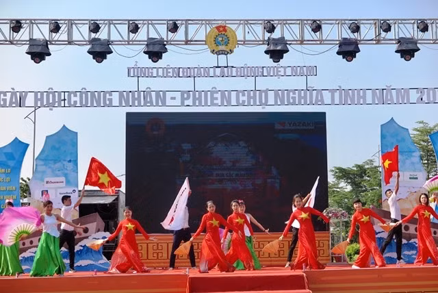 Công nhân biểu diễn văn nghệ tại ngày hội.