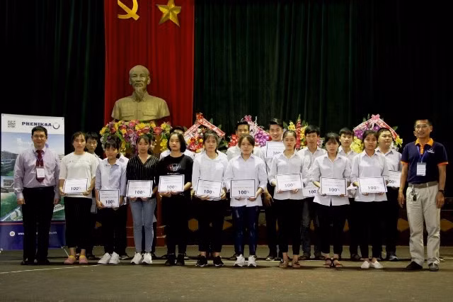 Trường Đại học Phenikaa trao học bổng cho các thí sinh xuất sắc.