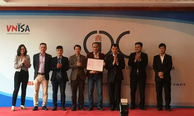 Tổng thư ký VNISA trao Quyết định thành lập VCDC cho các thành viên sáng lập.