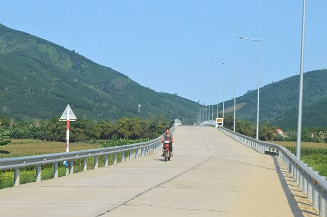 Việc quyết định đầu tư xây dựng khẩn cấp cầu Hành Tín là sai quy định.