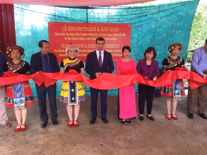 Đại sứ Azerbaijan Anar Imanov (giữa) và Phó Chủ tịch UBND tỉnh Hà Giang Trần Đức Quý cắt băng khánh thành điểm trường Phiềng Sủi.