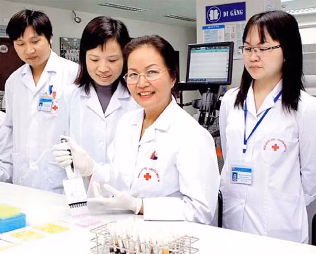 Bằng khả năng tự chủ cao, người phụ nữ đảm đương tốt hơn công việc gia đình và xã hội. Trong ảnh: PGS, TS Bạch Khánh Hòa (thứ hai từ phải sang) cùng các đồng nghiệp Viện Huyết học và Truyền máu Trung 