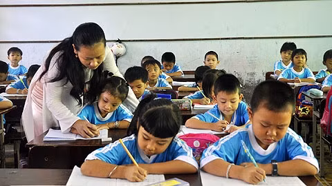 Giờ học tiếng Việt của cô và trò Trường tiểu học 1, thị trấn Năm Căn, huyện Năm Căn.