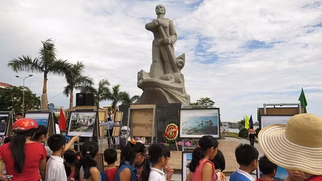 Bên tượng đài mẹ Suốt.