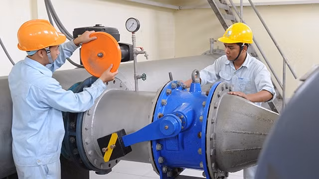 Ba năm gần đây, với nhiều giải pháp đồng bộ, số lượng đảng viên mới được kết nạp của Ðảng bộ Khối doanh nghiệp tỉnh Vĩnh Phúc hằng năm đều tăng. Trong ảnh: Công nhân Công ty CP cấp thoát nước số 1 Vĩn