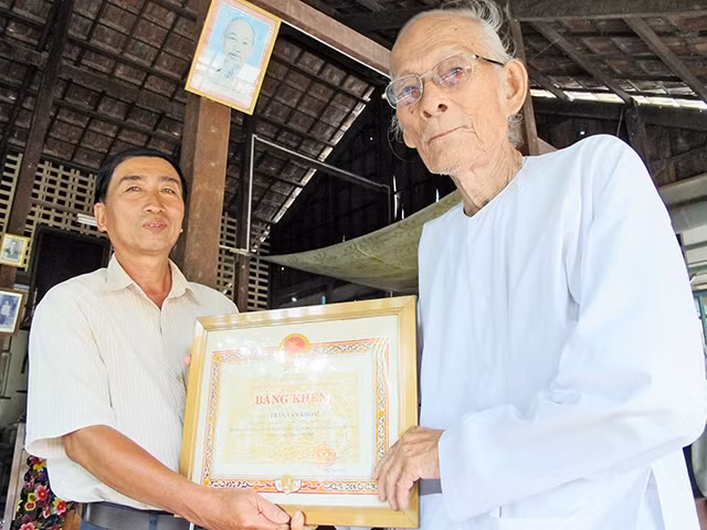 Ông Khoái nhận Bằng khen của Chủ tịch UBND tỉnh về thành tích Học tập và Làm theo tấm gương đạo đức Hồ Chí Minh.