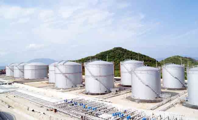 Một góc kho xăng dầu ngoại quan trong khu kinh tế Vân Phong.