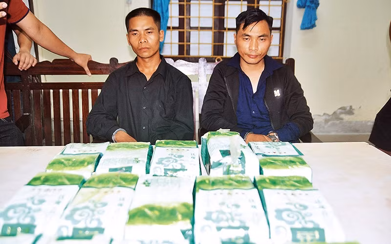 Ðối tượng và tang vật ma túy bị Phòng Cảnh sát điều tra tội phạm ma túy Nghệ An bắt giữ.