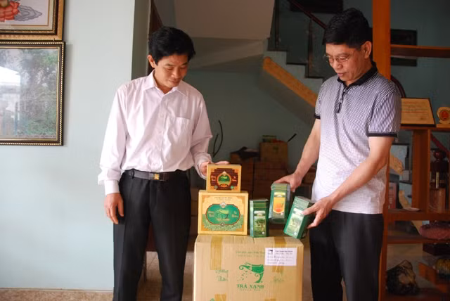 Kiểm tra sản phẩm chè xuất khẩu tại HTX dịch vụ tổng hợp Tân Thịnh.