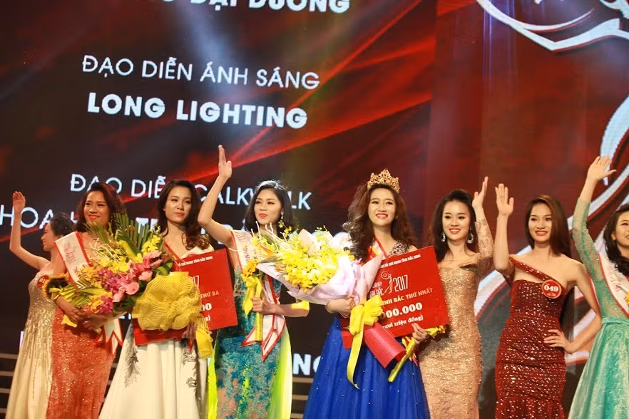  Nguyễn Thị Hồng Ngọc đăng quang ngôi vị cao nhất tại cuộc thi Người đẹp Kinh Bắc 2017.