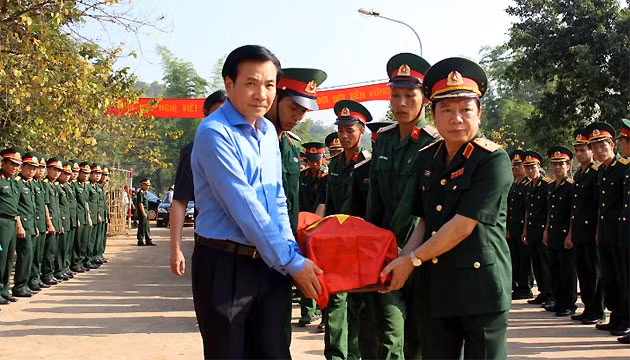 Lãnh đạo Quân khu 2 và tỉnh Điện Biên đón các anh hùng liệt sĩ hy sinh ở Lào về yên nghỉ trong lòng đất Mẹ Việt Nam.