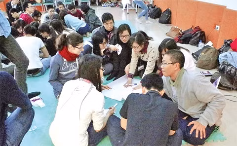 Các nhóm trong Dự án "Bước đi" thảo luận kế hoạch.