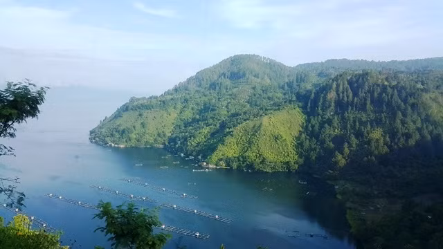 Hồ Toba có độ sâu khoảng 405m, nơi xảy ra vụ đắm tàu chở khách, hôm 18-6. (Ảnh: NGUYỄN TRANG)