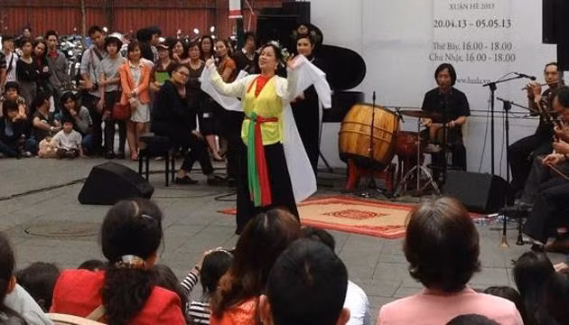 Một tiết mục hát chèo kết hợp tiếng đàn piano của nghệ sĩ Phó An My gây tò mò cho công chúng.