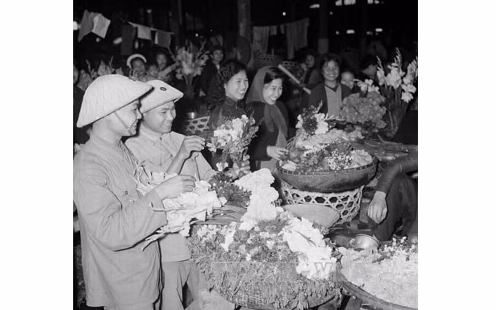 Bộ đội và người dân Thủ đô đi chợ hoa ngày Tết Bính Thân 1956. Ảnh tư liệu: TTXVN