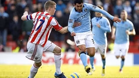C. Tevez (áo xanh) chơi xông xáo trên hàng công của Man City.