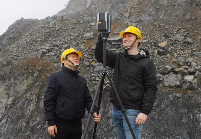 Giáo sư Nguyễn Xuân Thính và đồng nghiệp đang làm quan trắc khảo sát tại Hòa Bình