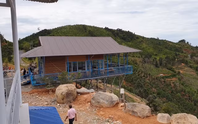 Công trình xây dựng trái phép trên mặt bằng được san lấp tại Km49+800, bên trái tuyến quốc lộ 28B, thuộc địa phận xã Phan Sơn, huyện Bắc Bình (Bình Thuận).