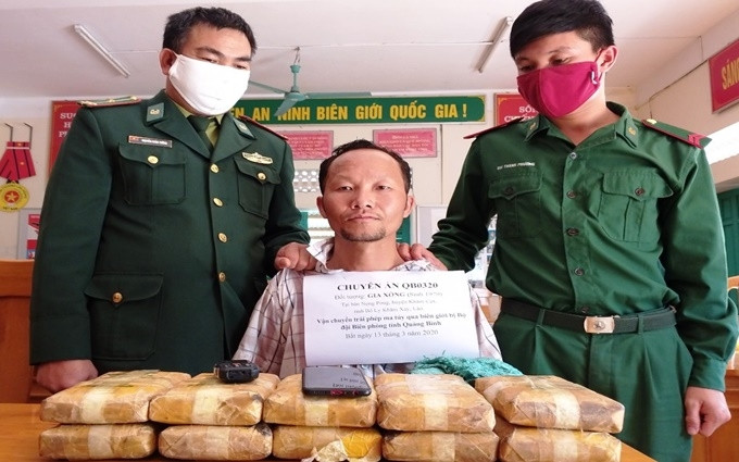 Đối tượng cùng tang vật vụ án.