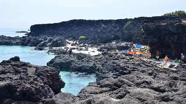 Có nhiều thắng cảnh độc đáo và bề dày truyền thống văn hóa, đảo Lý Sơn là điểm đến hấp dẫn.