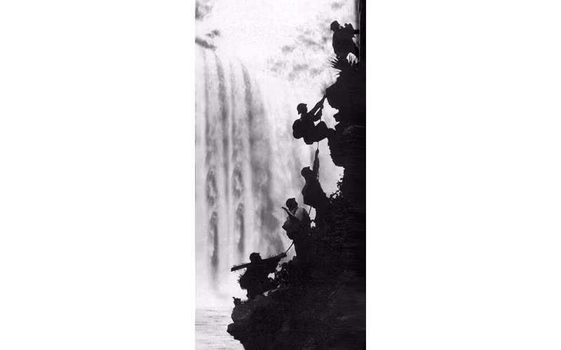 Bộ đội Trường Sơn đu dây vượt thác. Ảnh: ÐOÀN CÔNG TÍNH