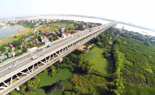 Cầu Thăng Long nhìn từ trên cao.