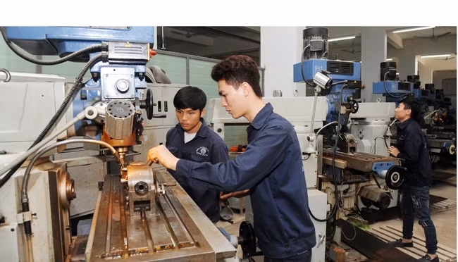 Học viên Trường cao đẳng nghề Vĩnh Phúc (tỉnh Vĩnh Phúc) tại xưởng thực hành cơ khí chế tạo. Ảnh: TRẦN HẢI