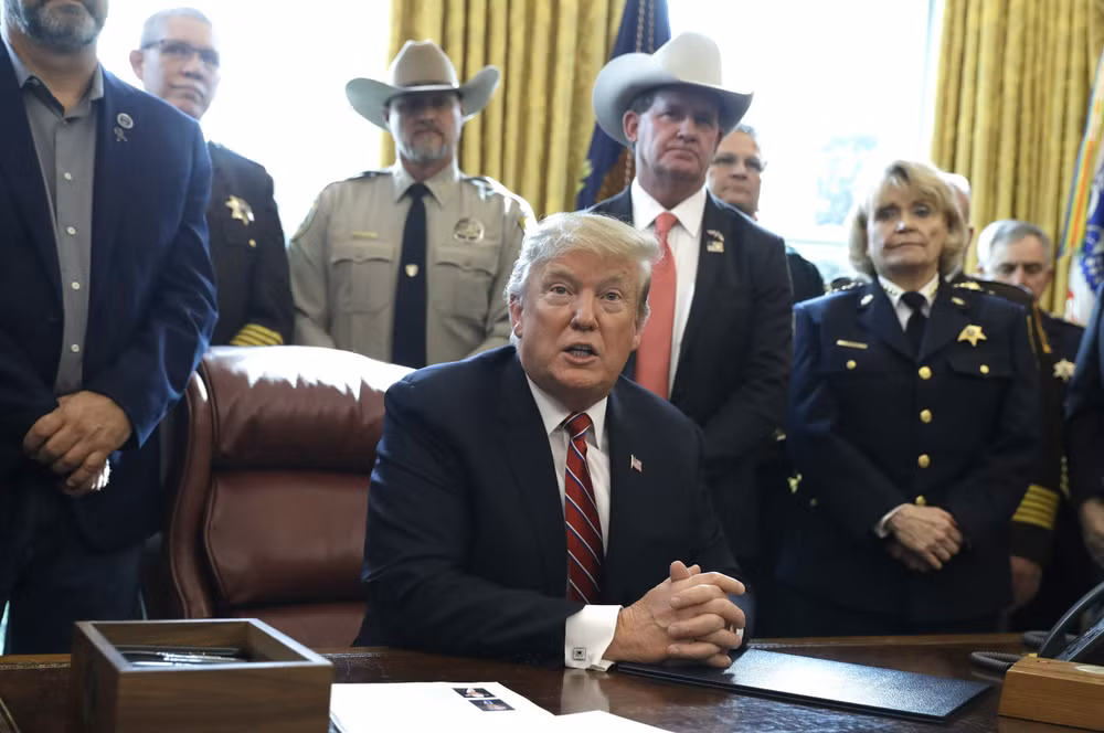 Tổng thống Mỹ phát biểu sau khi sử dụng quyền phủ quyết đối với dự luật ngăn chặn tình trạng khẩn cấp quốc gia (Ảnh: AP)