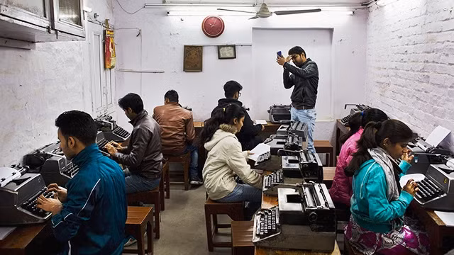 Một lớp dạy đánh máy chữ tại New Delhi. Ảnh: AP NEWS