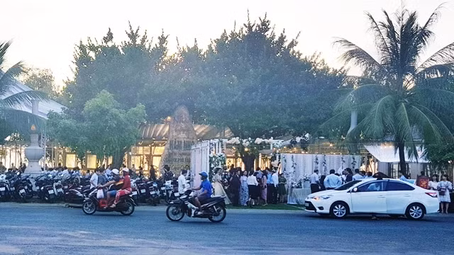 Sảnh Non bộ, nhà hàng Năm Nhỏ, nơi đãi tiệc xảy ra ngộ độc.