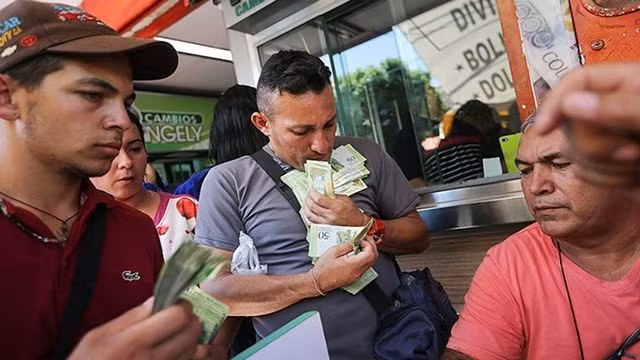 Siêu lạm phát khiến đồng nội tệ của Venezuela mất giá kỷ lục. Ảnh: LATESTLY