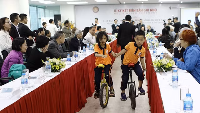 Các em tự kỷ trình diễn đi xe đạp một bánh.