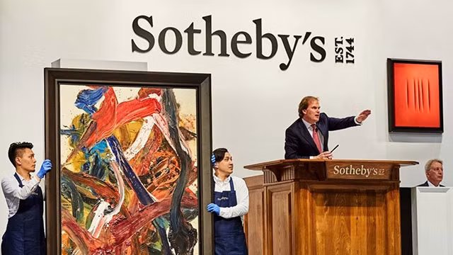 Một phiên đấu giá tranh tại Sotheby’s. Ảnh: AFP