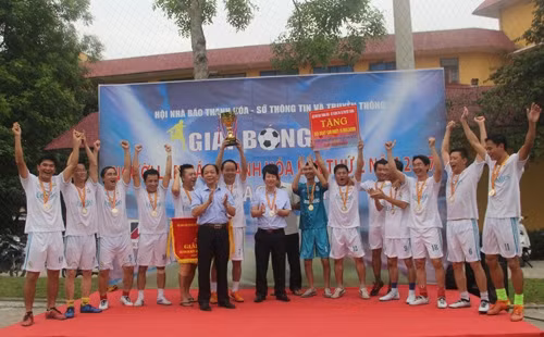 Lãnh đạo Ban Tuyên giáo Tỉnh ủy Thanh Hóa trao giải thưởng cho đội vô địch.