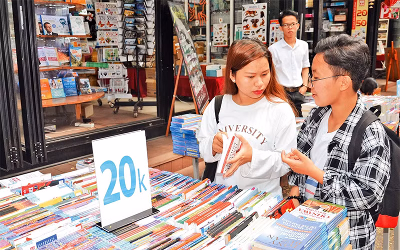 Các bạn trẻ tại Ðường sách TP Hồ Chí Minh.