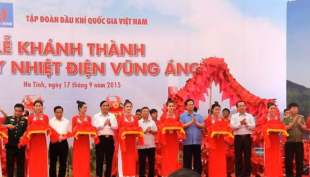 Thủ tướng Nguyễn Tấn Dũng cùng các đại biểu cắt băng khánh thành Nhà máy nhiệt điện Vũng Áng 1.