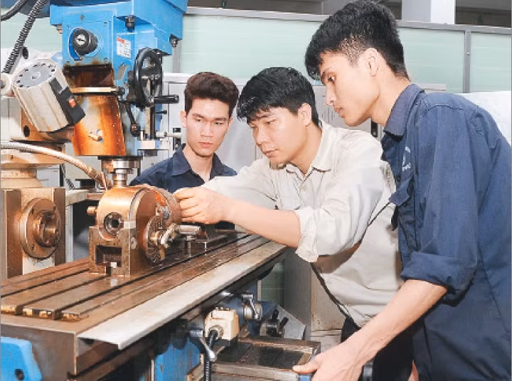 Mùa tuyển sinh năm nay cho thấy, chưa có nhiều dấu hiệu tích cực cho đào tạo cao đẳng. Trong ảnh: Giờ thực hành ở Trường cao đẳng nghề Vĩnh Phúc.