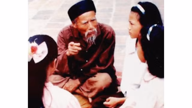 Nghệ nhân Nguyễn Đức Xôi dạy hát cho các cháu học sinh. Ảnh: TL