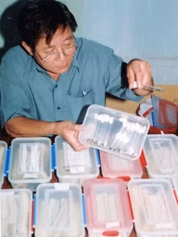 Nhân nuôi ong ký sinh phòng trừ sinh học bọ cánh cứng hại dừa. 