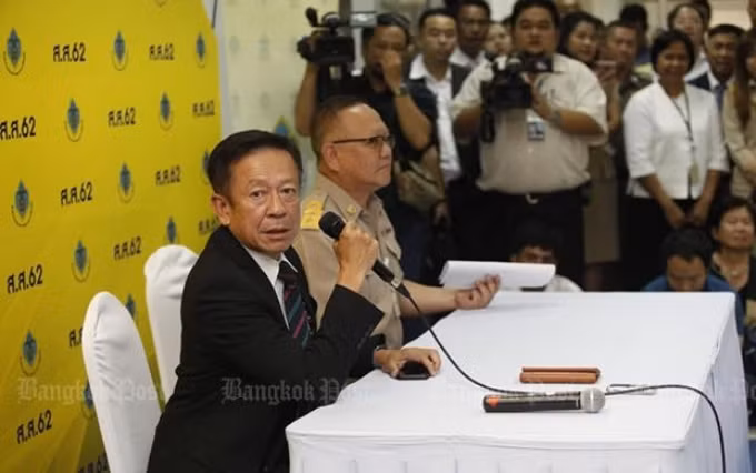 Tổng Thư ký EC Jarungwit thông báo hoãn công bố kết quả kiểm phiếu. (Ảnh: Bangkok Post).