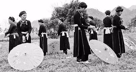 Rộn ràng múa hát vui đón xuân mới.