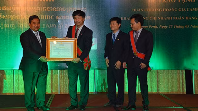 Thống đốc Ngân hàng Quốc gia Campuchia Chea Chan To (trái) trao giấy phép thành lập Chi nhánh BIDC Toul Kork cho đại diện BIDC.