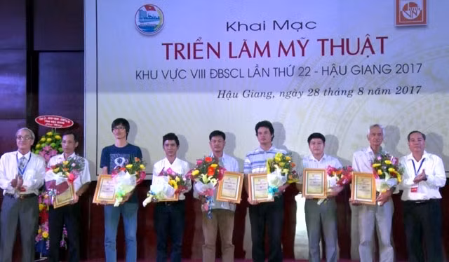 Ban tổ chức trao giải cho các tác giả.