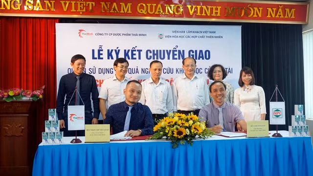 Viện Hóa học các hợp chất thiên nhiên (Viện Hàn lâm Khoa học và Công nghệ Việt Nam) chuyển giao quyền sử dụng kết quả nghiên cứu khoa học cho doanh nghiệp. Ảnh: THÚY HƯỜNG