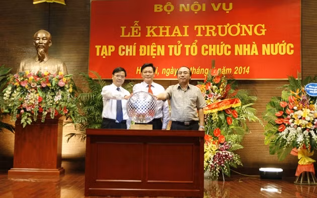 Lãnh đạo Bộ Nội vụ bấm nút khai trương Tạp chí điện tử Tổ chức nhà nước.