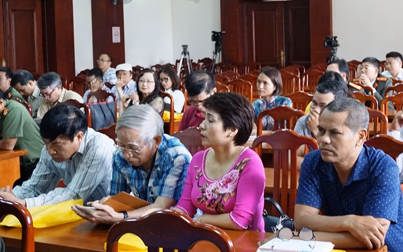 Các nhà văn dự khai mạc trại sáng tác văn học.