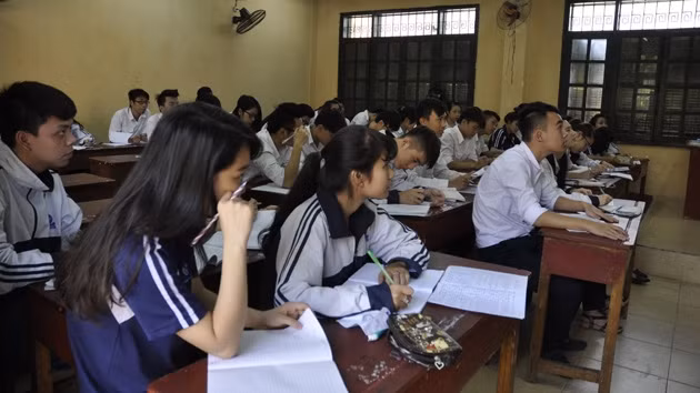 Thời điểm này học sinh THPT và GDTX được tăng cường ôn tập. Trong ảnh, học sinh Trường THPT Đinh Tiên Hoàng, Hà Nội trong giờ ôn tập môn Vật lý.