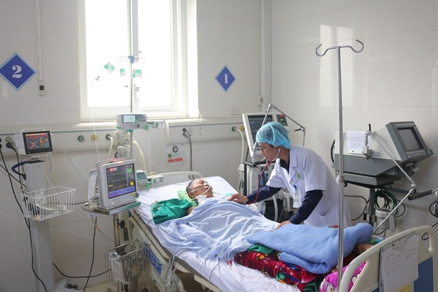 Bác sĩ theo dõi sức khỏe người bệnh bằng máy PICCO.